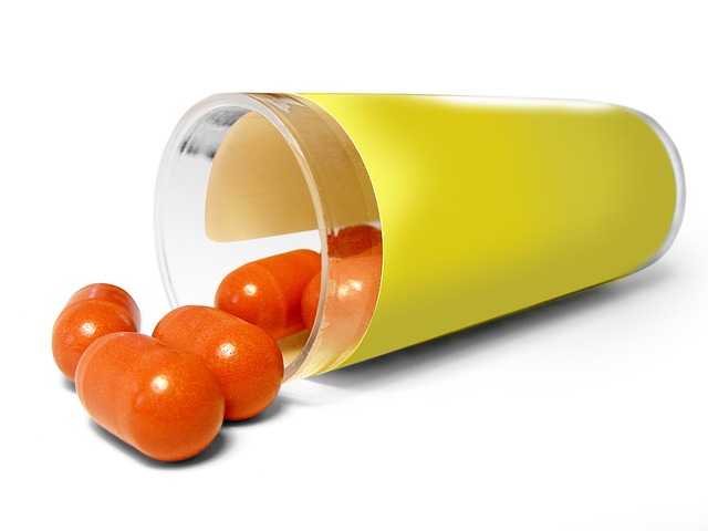 žlutý kelímek, oranžové tabletky